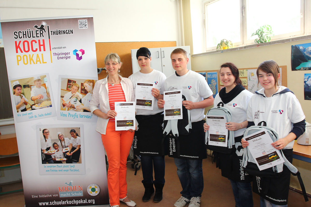 Die Die Niederzimmerer Jugendköche der Wartenbergschule mit Teambetreuerin Kerstin Glück. Foto: 1. Vorrunde beim 18. Thüringer Schülerkochpokal - Wettbewerb 2014/2015.